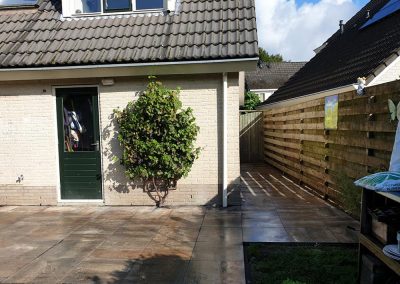 terras tegels straatwerk achter tuin Dalfsen