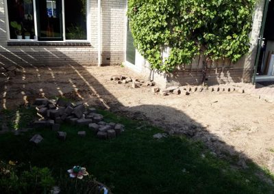 terras straatwerk achter tuin Dalfsen