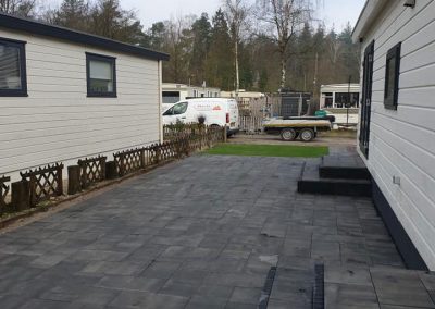 Tuinaanleg kunstgras tegels antraciet Nunspeet