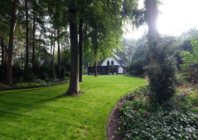 J-Beelen bestrating tuinaanleg grondwerkterras tegels grind split graszoden vlaggenmast Hierden