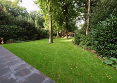 J-Beelen bestrating tuinaanleg grondwerkterras tegels grind split graszoden vlaggenmast Hierden