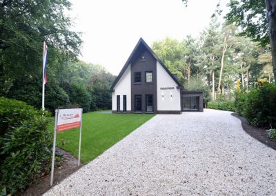 J-Beelen bestrating tuinaanleg grondwerkterras tegels grind split graszoden vlaggenmast Hierden