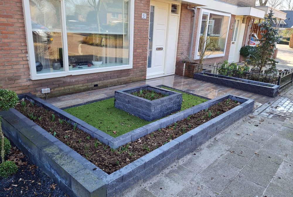 Bestrating voor en achter tuin Nunspeet